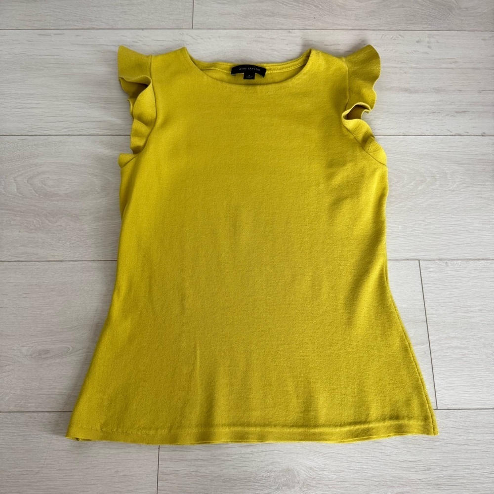 EUC Ann Taylor Chartreuse Knit Ruffle Sleeves Women’s Size Medium Flattering Fit